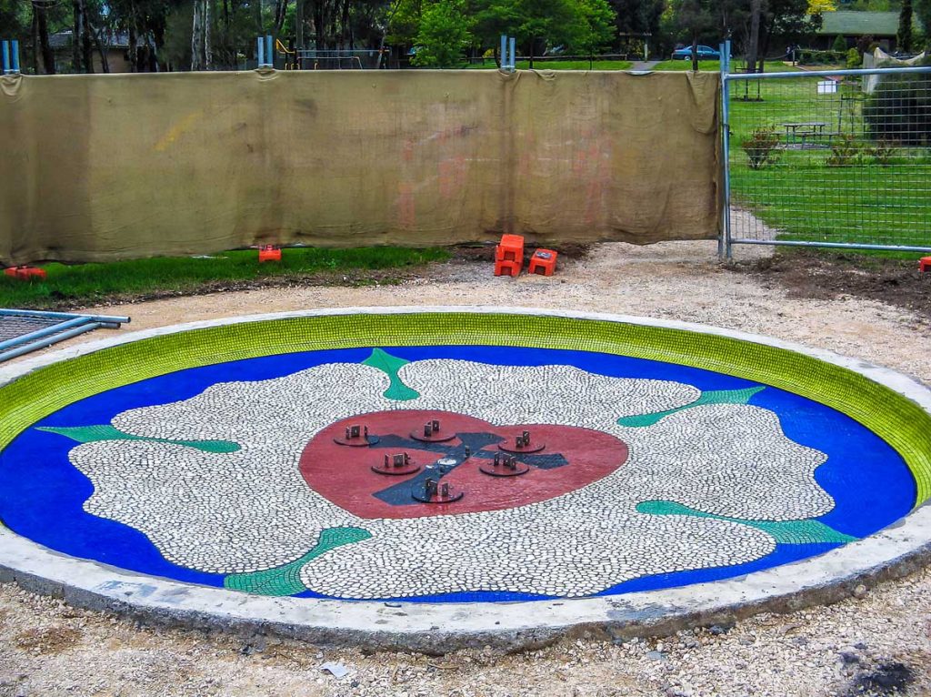 Hahndorf Water Feature
5m diameter vitreous glass and pebble Luther Rose design pond floor. Commissioned by District Council of Mount Barker